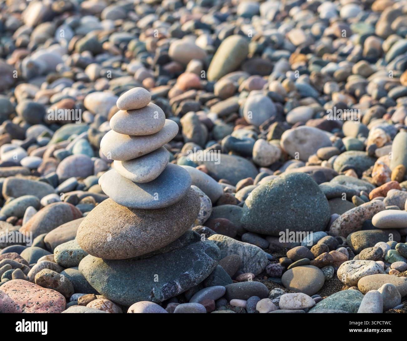 Cairn aus Kieselsteinen am Meer Stockfoto