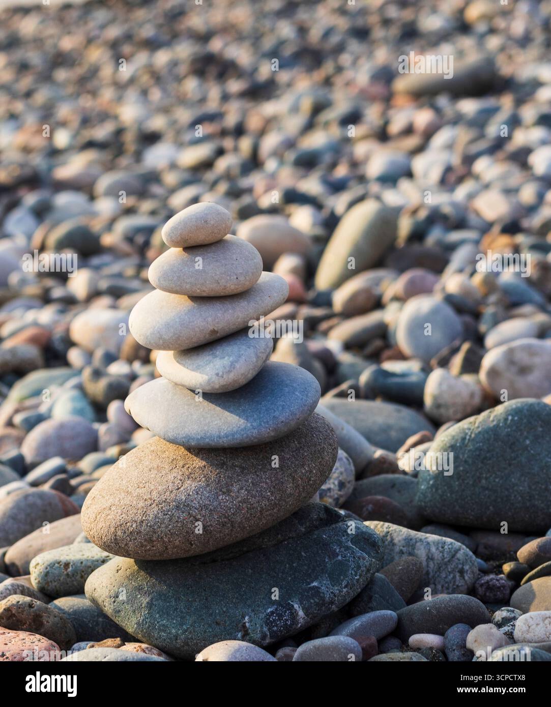 Cairn aus Kieselsteinen am Meer Stockfoto
