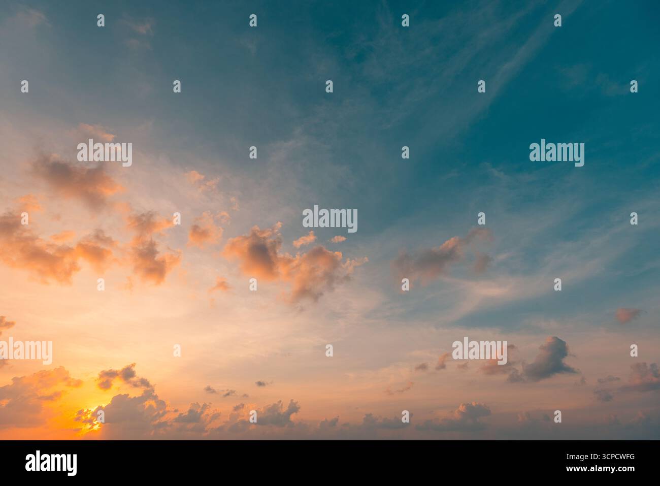 Schönheit Sonnenuntergang Himmel Bunte traumhafte Wolken ruhiger Horizont leuchtendes Licht majestätische abendliche Natur Hintergrund ruhige, malerische Atmosphäre. Friedliche Strahlen Stockfoto