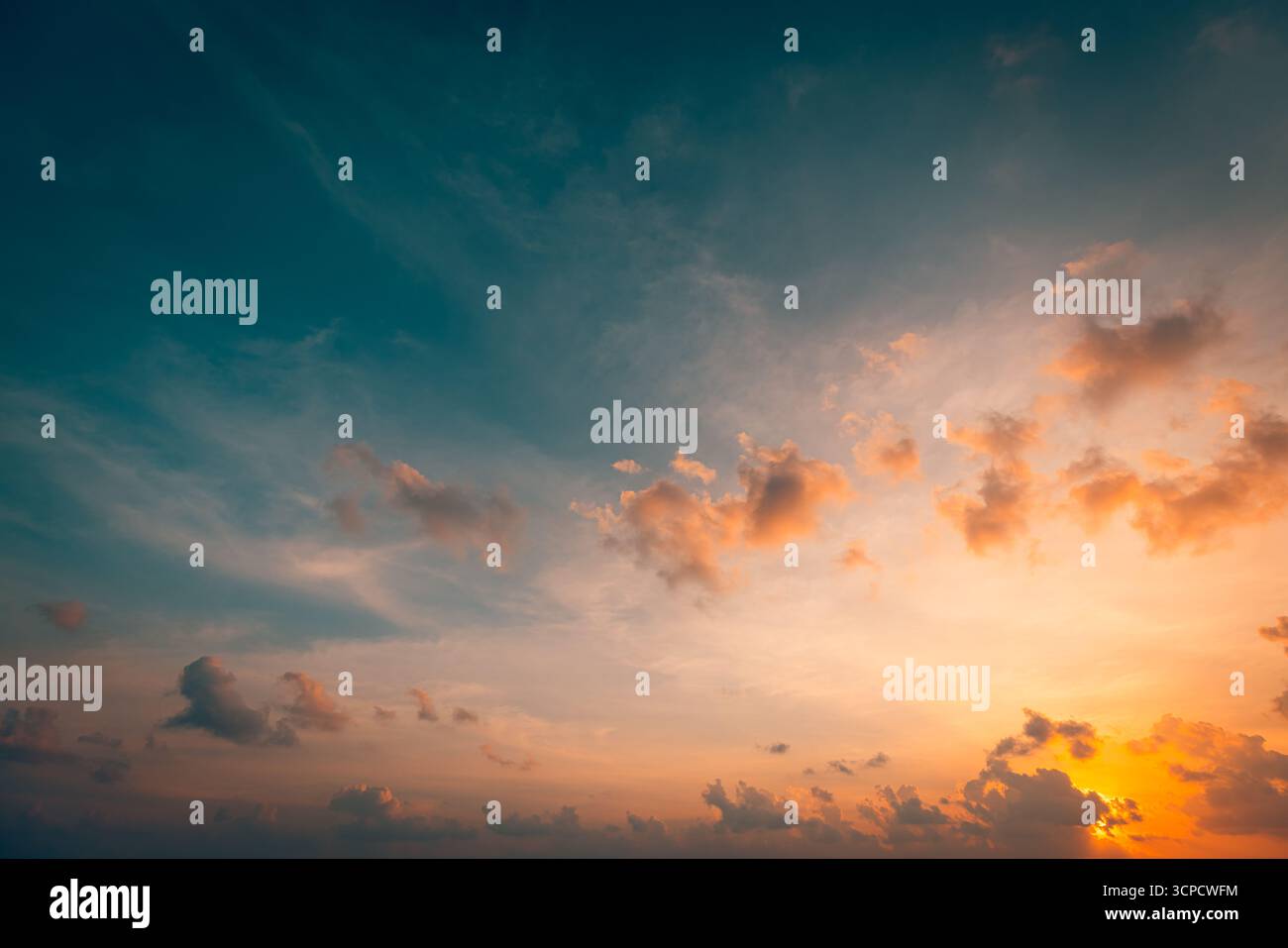 Schönheit Sonnenuntergang Himmel Bunte traumhafte Wolken ruhiger Horizont leuchtendes Licht majestätische abendliche Natur Hintergrund ruhige, malerische Atmosphäre. Friedliche Strahlen Stockfoto