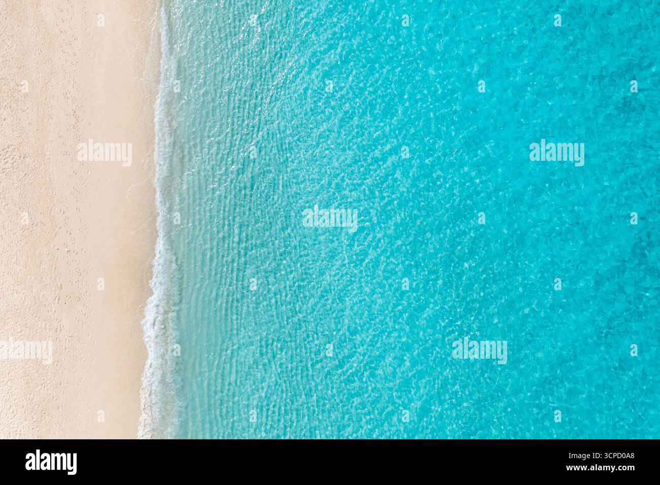Atemberaubender Blick von oben auf den tropischen Sandstrand und die Küste mit ruhigem Ozeanwasser, malerische Küstenlandschaft, ruhige Naturlandschaft, Sommerreise Stockfoto