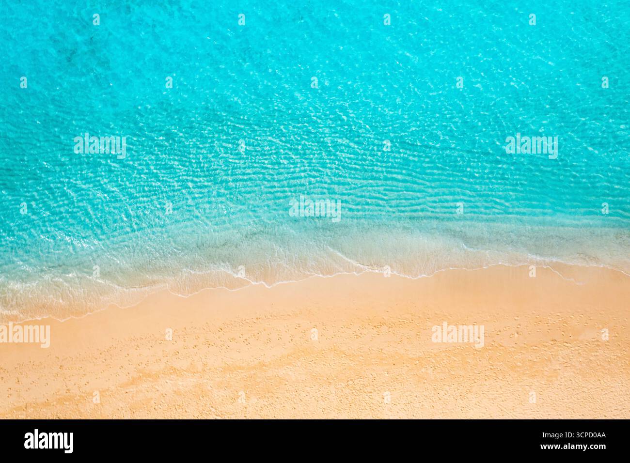 Atemberaubender Blick von oben auf den tropischen Sandstrand und die Küste mit ruhigem Ozeanwasser, malerische Küstenlandschaft, ruhige Naturlandschaft, Sommerreise Stockfoto