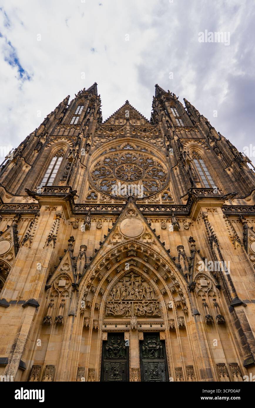 Gotischer Veitsdom in der Prager Burg. Stockfoto