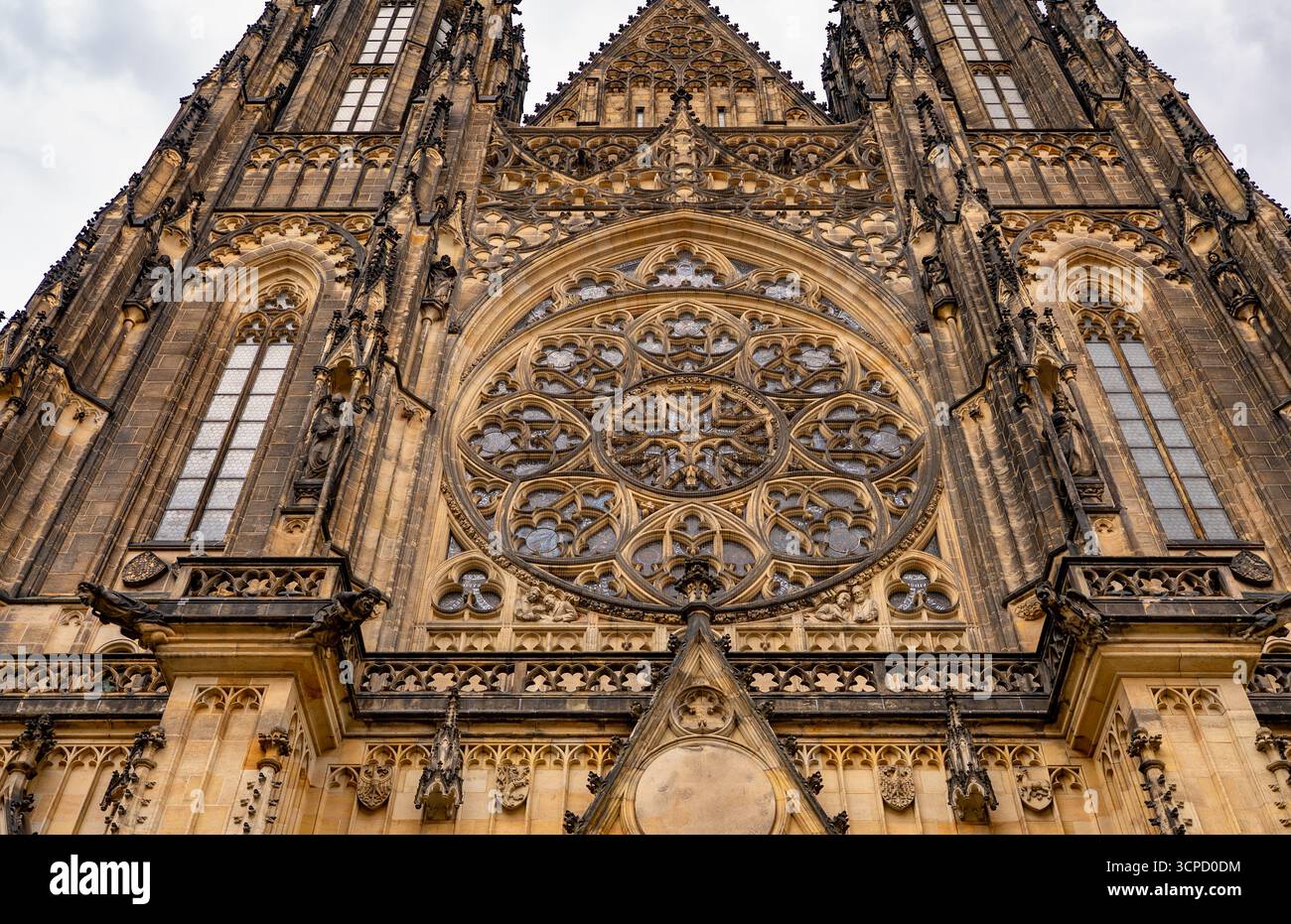 Gotischer Veitsdom in der Prager Burg. Stockfoto