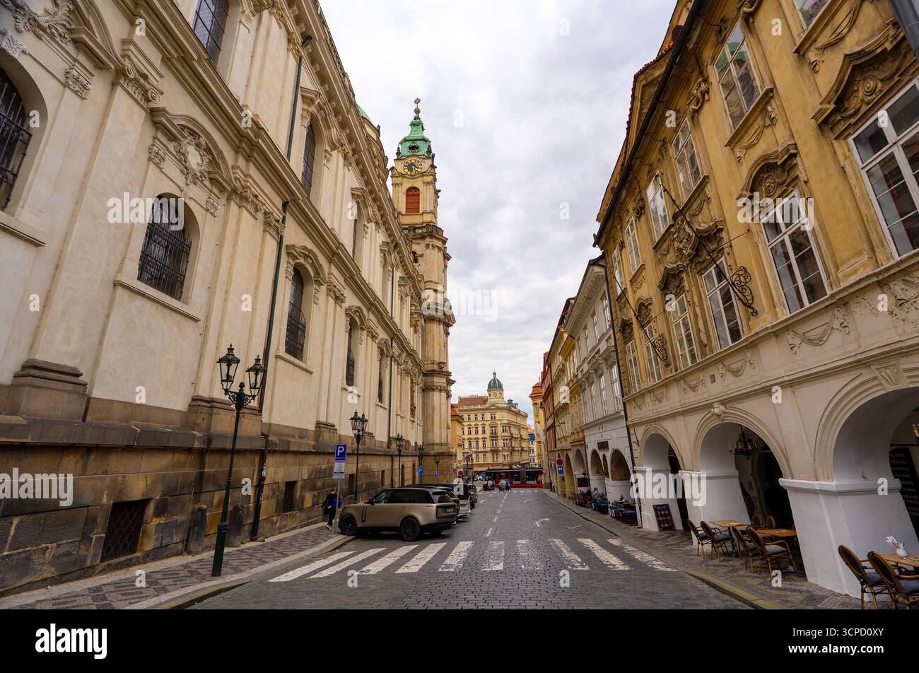 Nikolaikirche in der Kopfsteinpflasterstraße in Prag. Stockfoto
