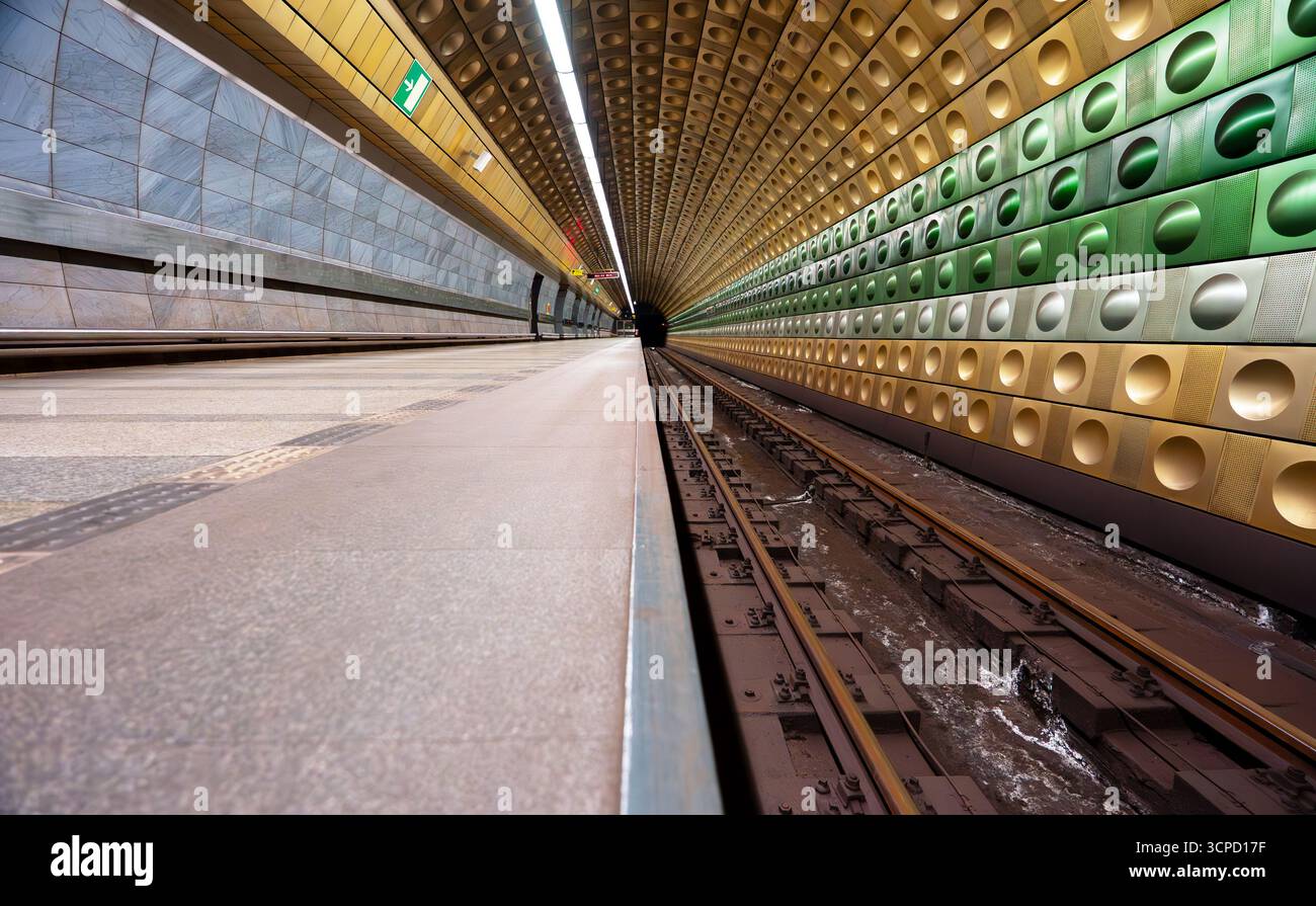 Moderne U-Bahn-Station mit farbenfrohen geometrischen Wänden. Stockfoto
