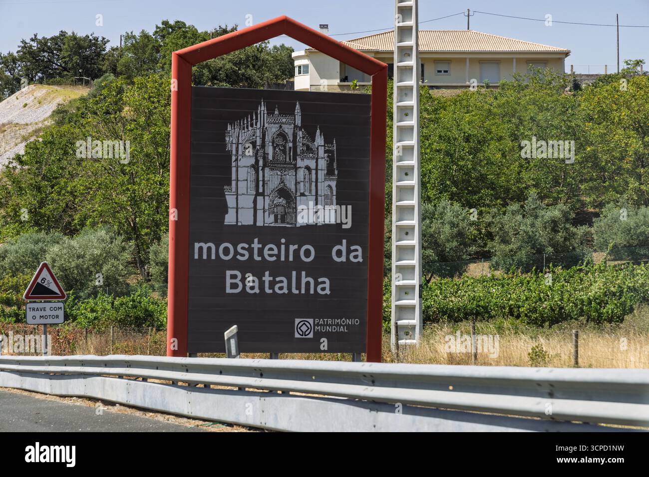 Ein Straßenschild in Portugal für das Kloster Batalha, ein UNESCO-Weltkulturerbe, mit einer stilisierten Zeichnung des Denkmals. Stockfoto