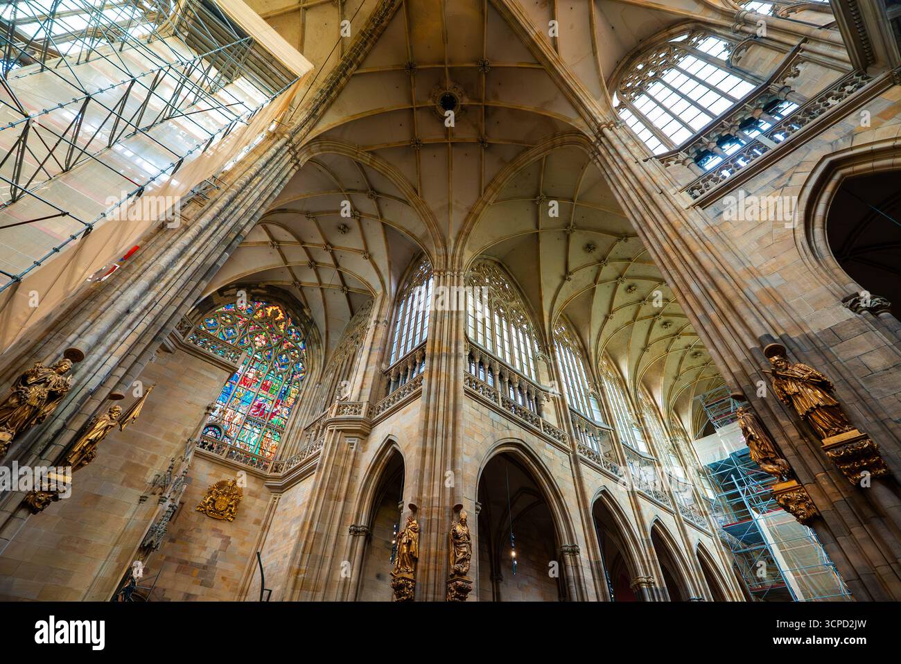 Innenraum des St. Veit-Doms mit gotischer Architektur. Stockfoto