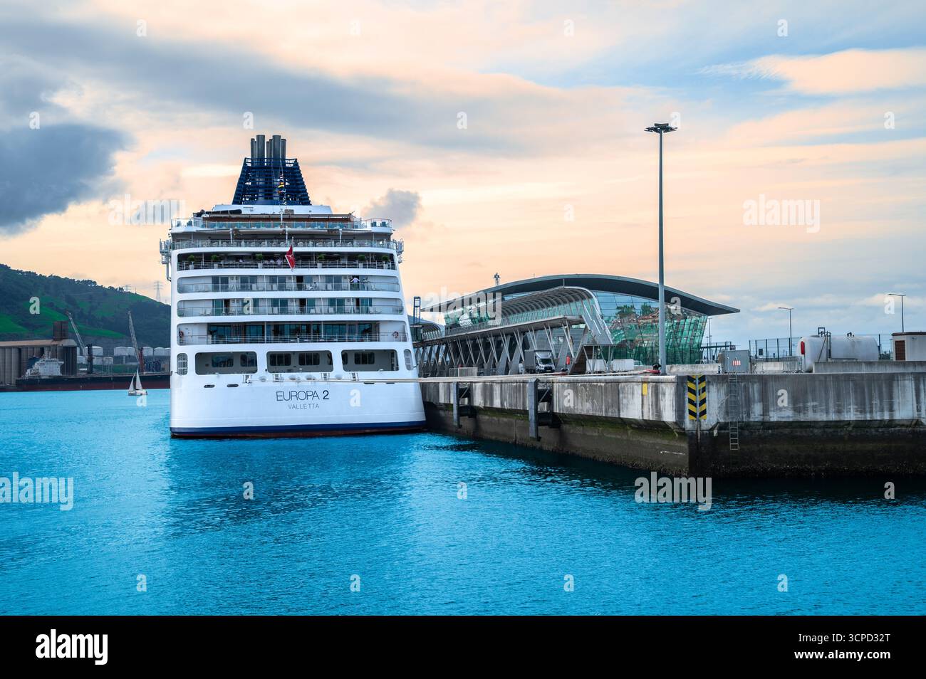 Bilbao, Spanien - 19. Juli 2025: Das deutsche Hapag-Lloyd-Kreuzfahrtschiff MS Europa 2 legte am Kreuzfahrtterminal im Hafen von Bilbao an Stockfoto