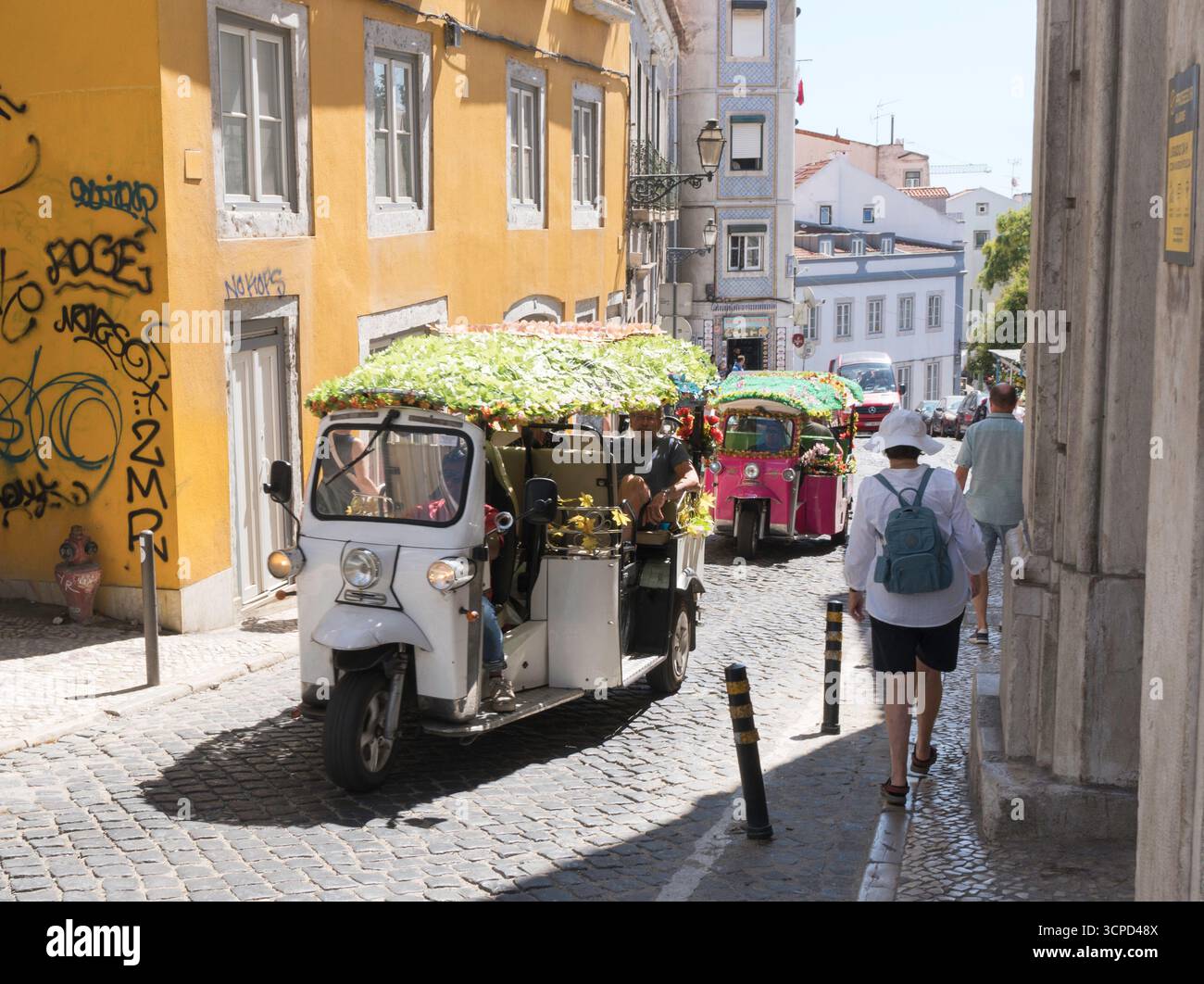 Zwei dekorierte Tuk Tuks auf einer Besichtigungstour durch Lissabon, Portugal Stockfoto