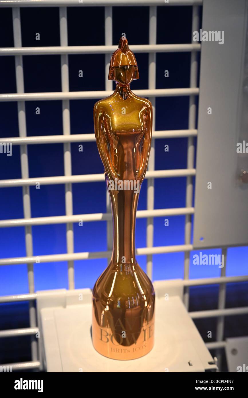 Ein Brits Icon Award für David Bowie, 2016 – ausgestellt im David Bowie Centre im V&A East Storehouse London Stockfoto