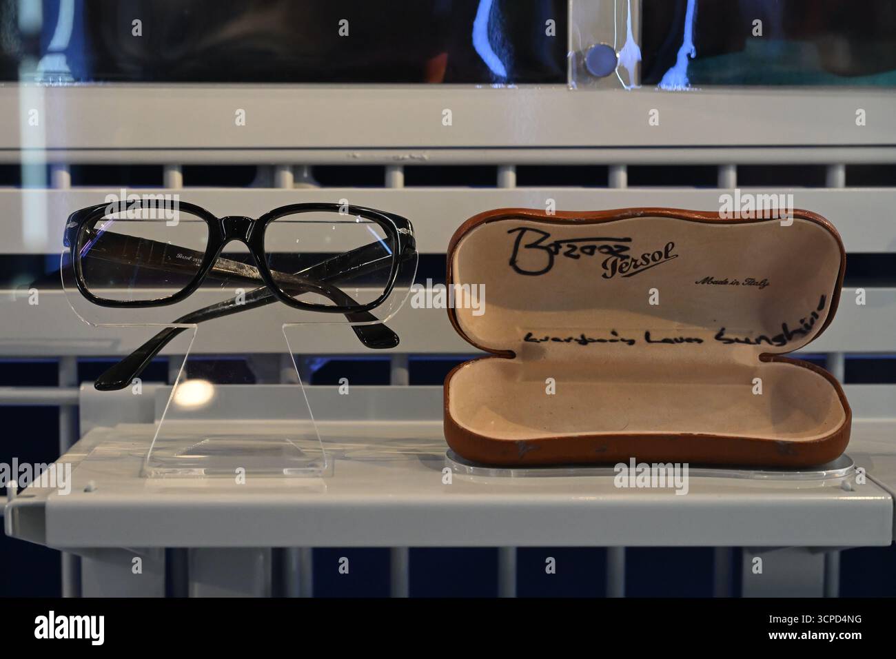 Brille in Case, entworfen von Persol, getragen von David Bowie als Figur Bernie, Everybody Loves Sunshine, 1999 - David Bowie Centre - V&A East Stockfoto
