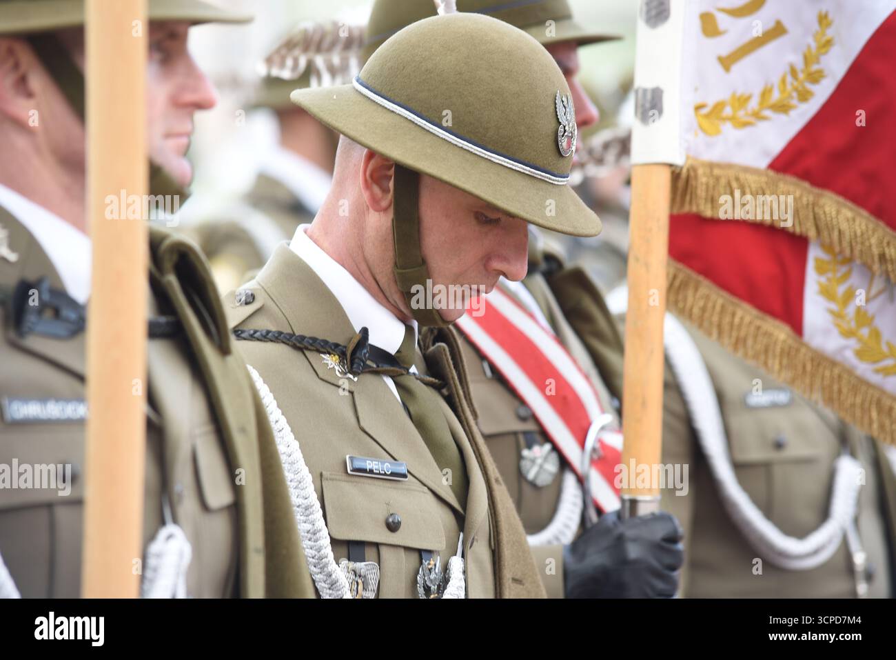 Polnische Armee Ehrensoldat mit Regimentsflagge während des 105. Jahrestages der Podhale-Gewehre, militärische Gedenkfeier in Sanok, Polen. Stockfoto