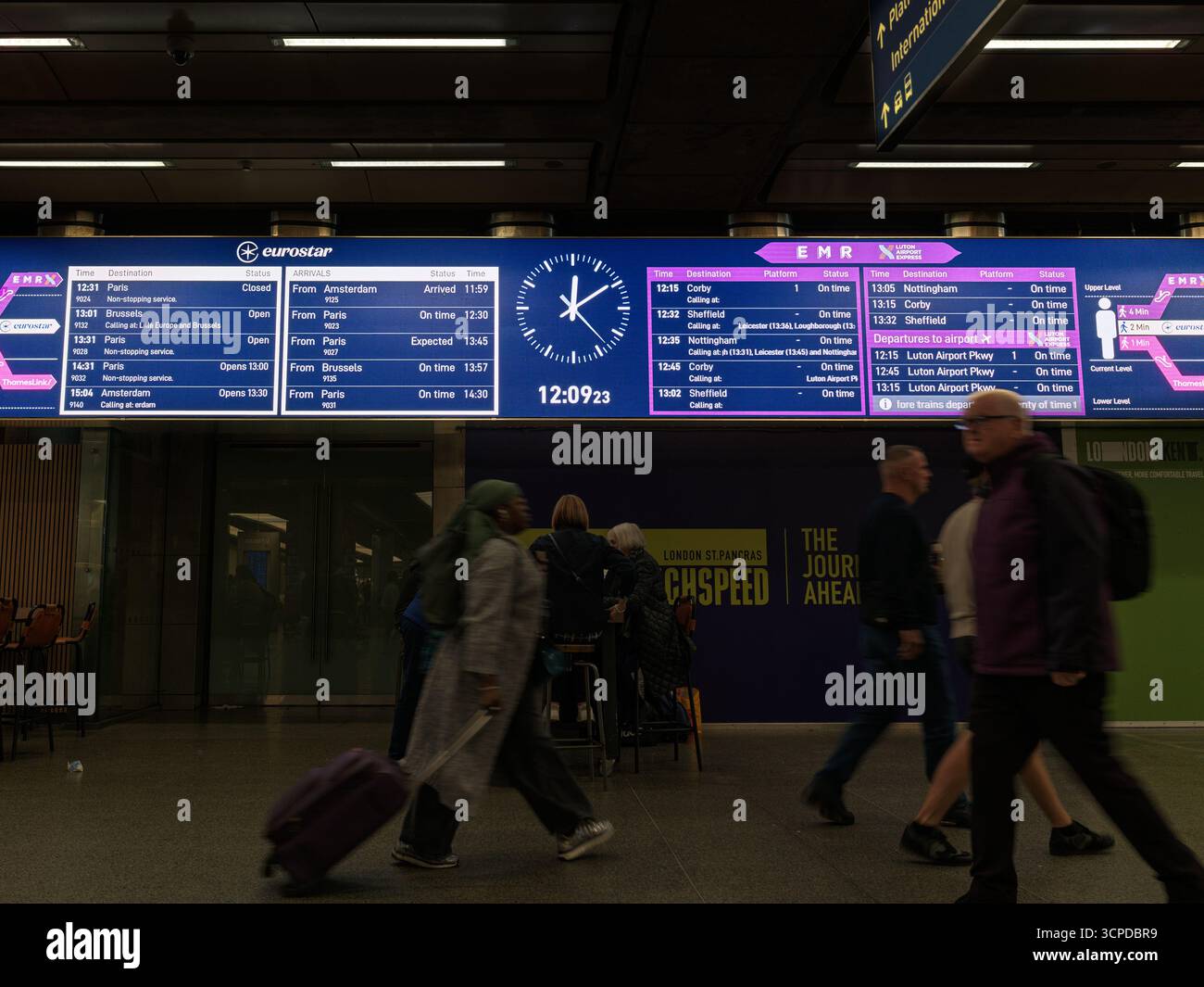 Fahrplanauskunft am Bahnhof St. Pancras International, London, England. Stockfoto