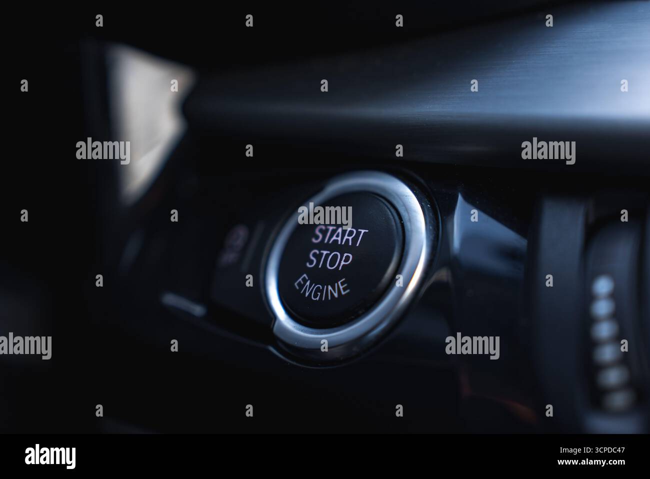 Nahaufnahme der Taste Start Stop Engine im BMW X6 Interior Stockfoto