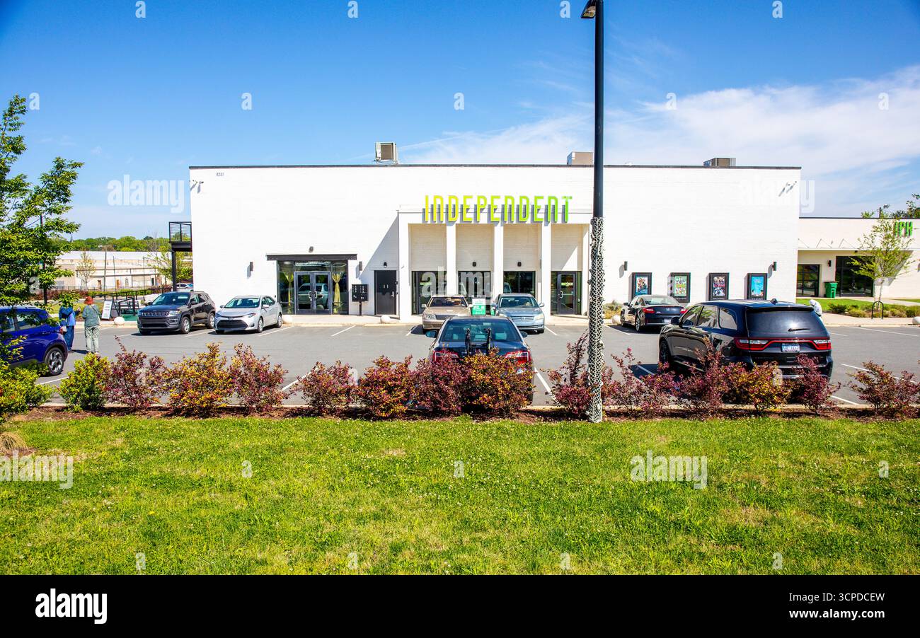 Charlotte, North Carolina, USA-13. April 2025: The Independent Picture House, Raleigh St. Axial View, sonniger blauer Himmel. Stockfoto