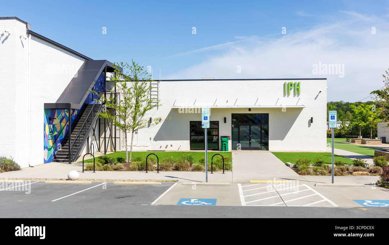 Charlotte, North Carolina, USA-13. April 2025: The Independent Picture House, Raleigh St. Seitenflügel, sonniger, blauer Himmel. Stockfoto