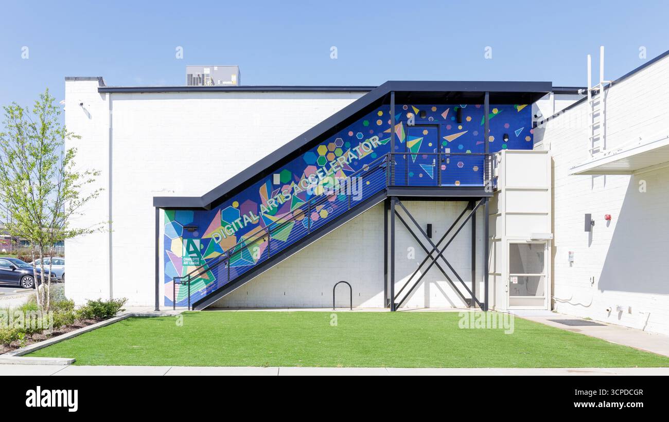 Charlotte, North Carolina, USA-13. April 2025: The Independent Picture House, Raleigh St. View of Side with Steps and Painting 'Digital Arts Accelerato Stockfoto