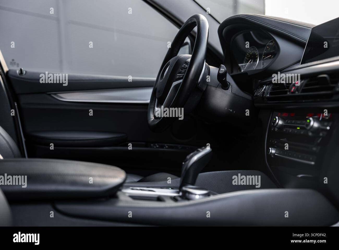 Nahaufnahme des Innenraums des BMW X6 mit Hervorhebung des Armaturenbretts und der Konsole Stockfoto