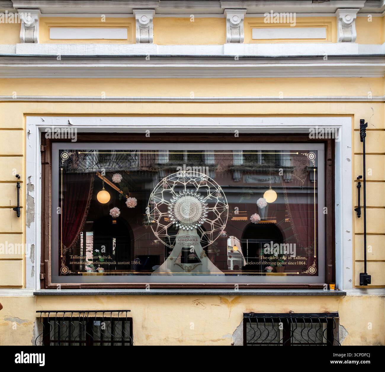 Fenster von Maiasmokk, Tallinns ältestem Café, das 1864 gegründet wurde, mit dekorativen Displays und Reflexionen auf dem Glas, einem historischen Wahrzeichen in Estlands Cap Stockfoto