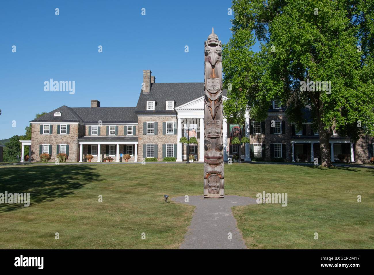 Fenimore Museum, Vorderansicht mit Totempfahl, Cooperstown NY Stockfoto