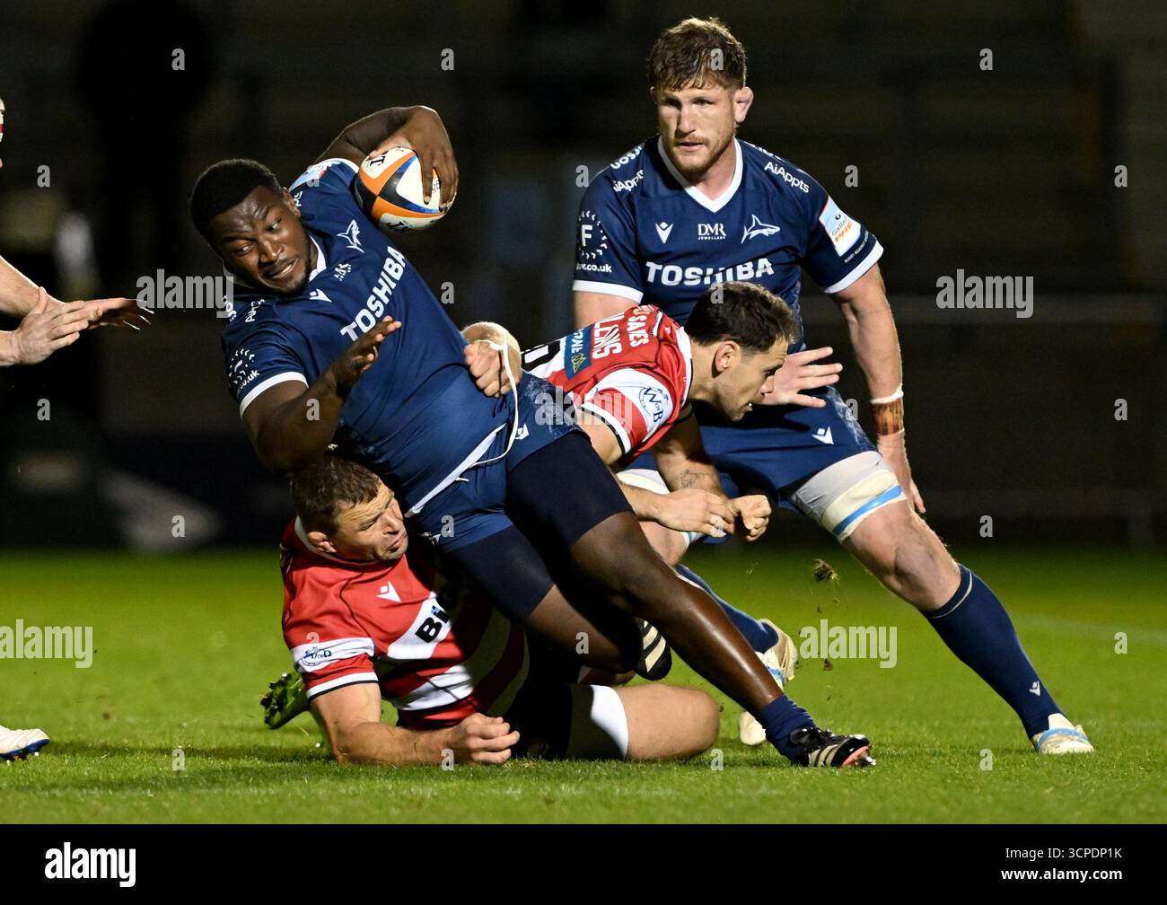 Sale Sharks' Nathan Jibulu (Front) wird während des Gallagher PREM Matches im CorpAcq Stadium in Salford angegriffen. Bilddatum: Donnerstag, 25. September 2025. Stockfoto Sale Sharks' Nathan Jibulu (Front) wird während des Gallagher PREM Matches im CorpAcq Stadium in Salford angegriffen. Bilddatum: Donnerstag, 25. September 2025. Stockfoto