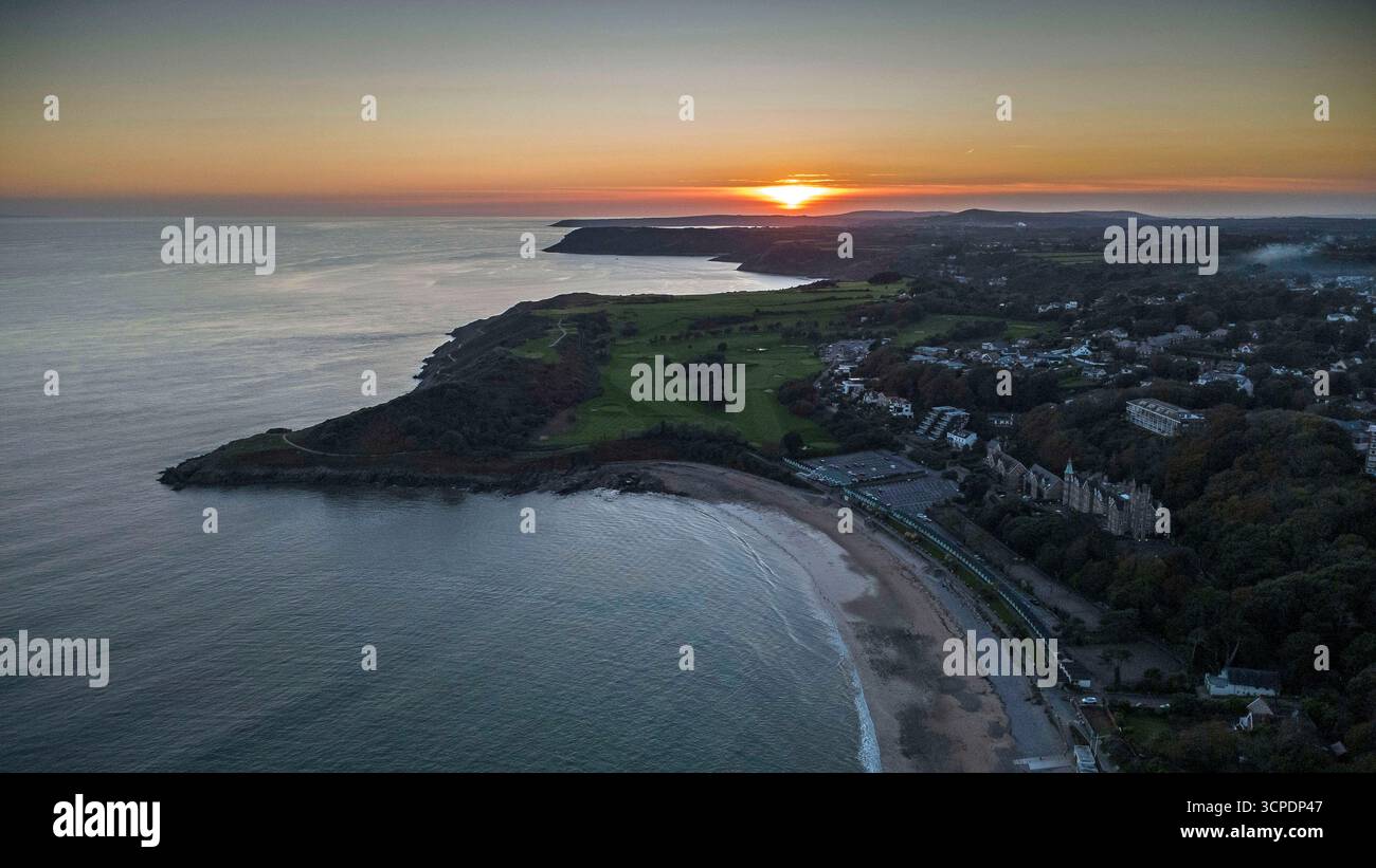 Swansea, Großbritannien. September 2025. Die Sonne untergeht heute Abend über Langland Bay auf der Gower Peninsula in Swansea am Ende eines atemberaubenden Herbsttages. Quelle: Philip Rees/Alamy Live News Stockfoto