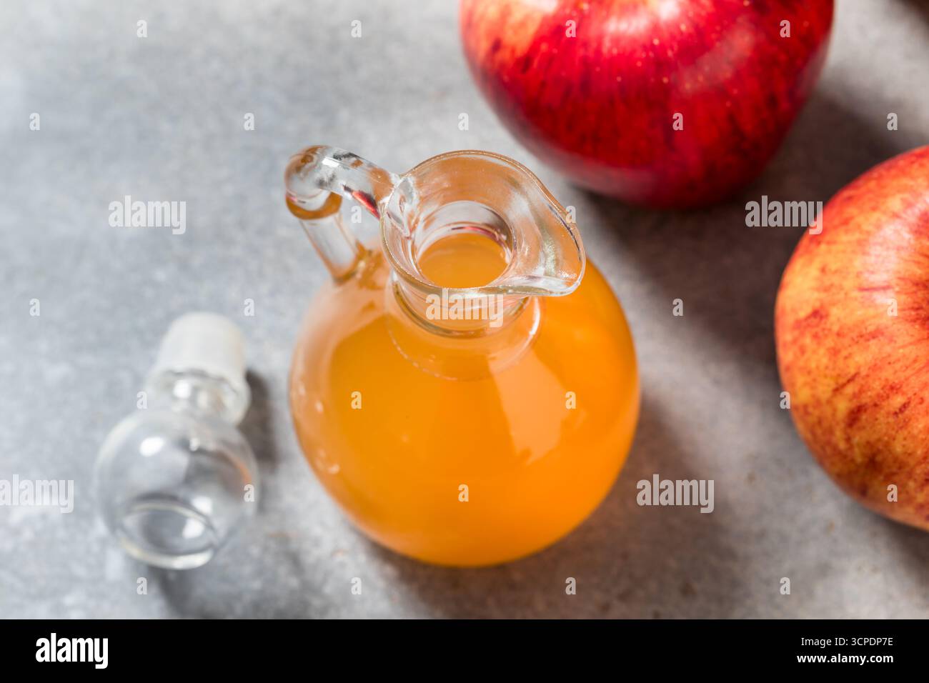 Bio-Apfelessig in einer Flasche zum Kochen Stockfoto