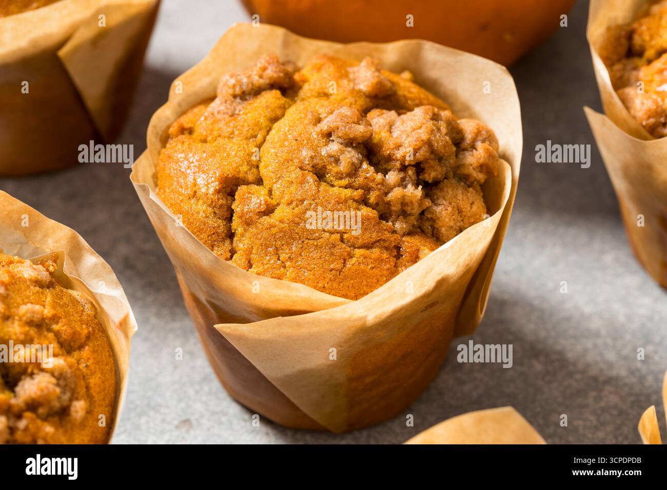 Gesunde hausgemachte Kürbis-Gewürz-Muffins zum Frühstück Stockfoto
