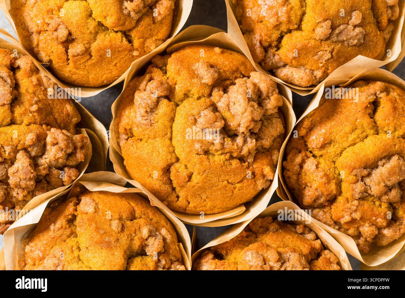 Gesunde hausgemachte Kürbis-Gewürz-Muffins zum Frühstück Stockfoto