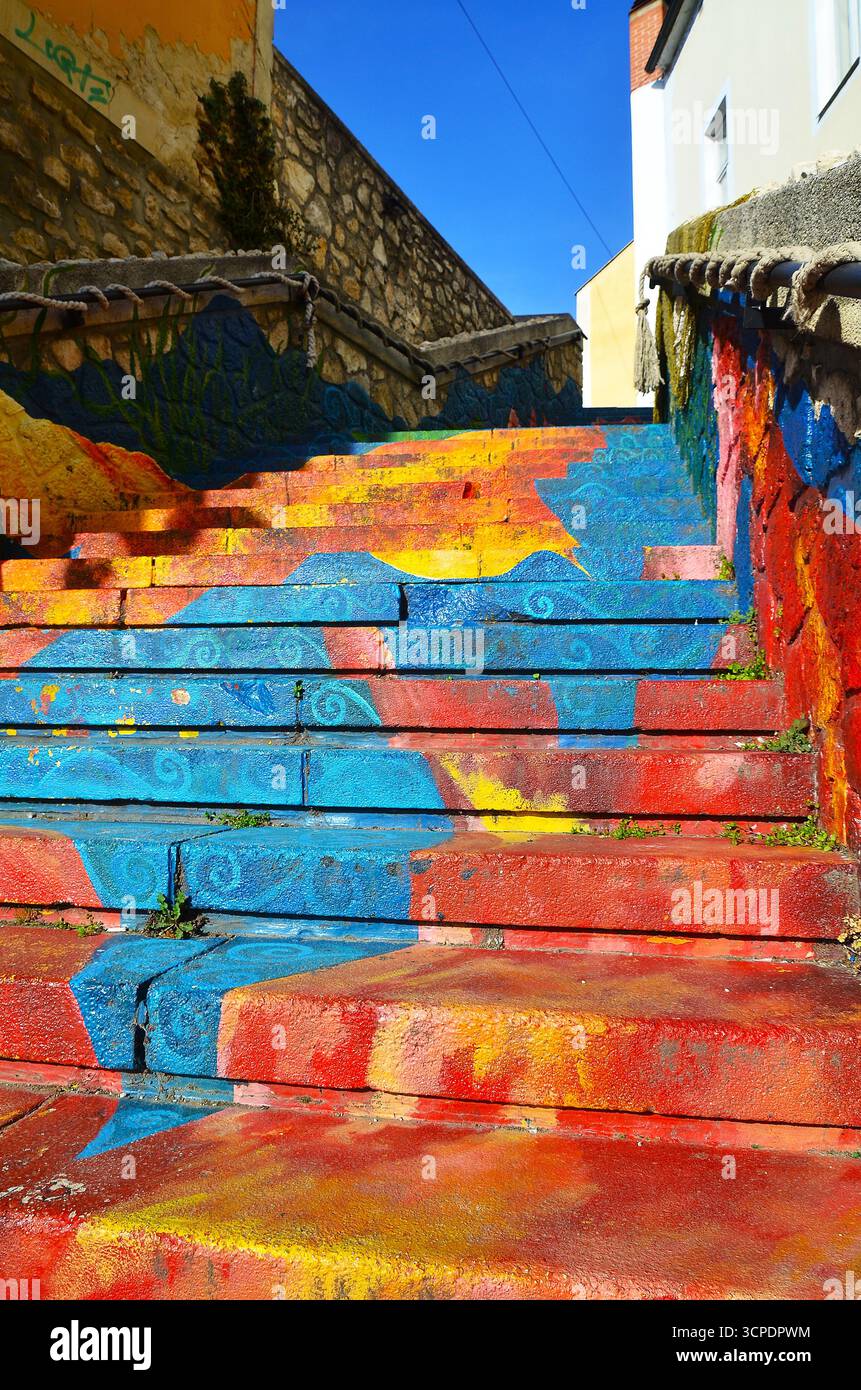 Berühmte farbenfrohe Treppe in Tapolca Stadt, Ungarn, Touristenattraktion Stockfoto