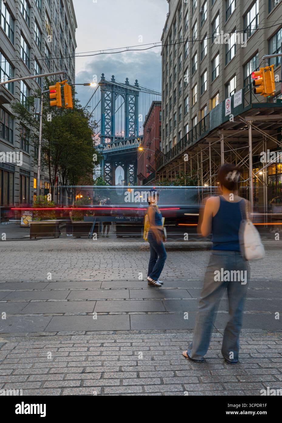 New York City, Washington Str., Dumbo Viertel, mit Blick auf die Manhattan Bridge Stockfoto