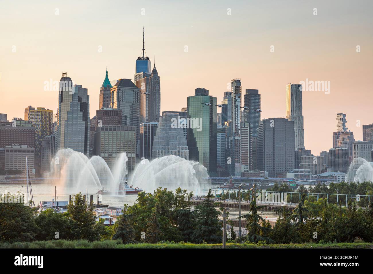 New York 4 juli, Manhattan Downtown, FDNY Fire Boat Wassershow auf dem East River Stockfoto