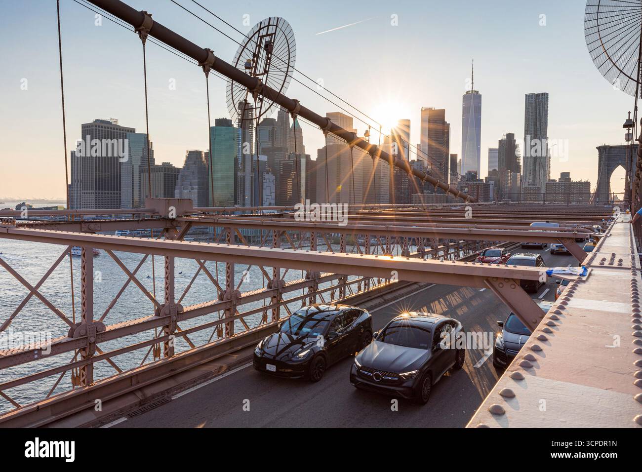 Brooklyn Bridge bei Sonnenuntergang in New York City Stockfoto