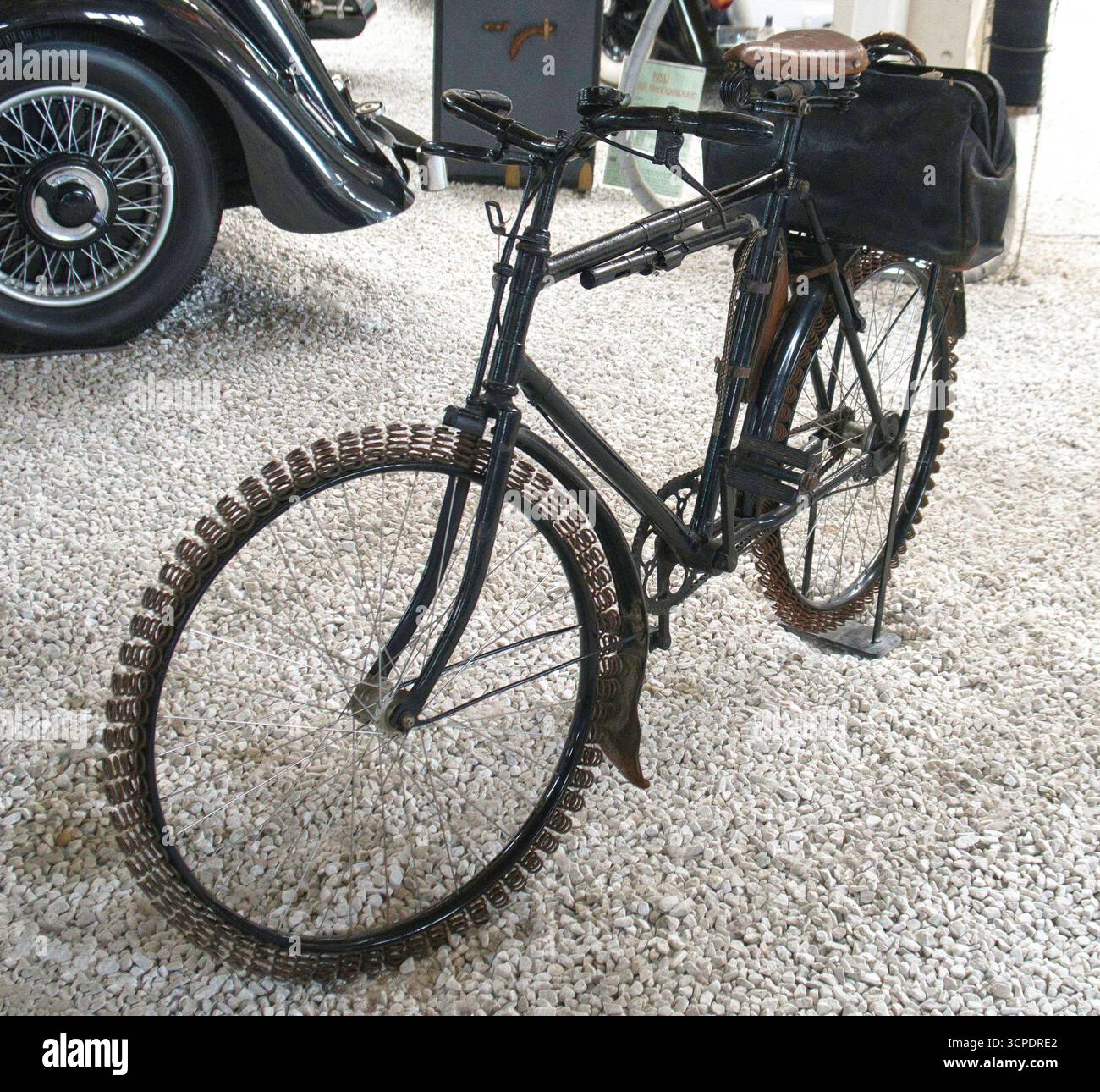 Ein deutsches Fahrrad aus der Zeit des 1. Weltkriegs mit alternativen Reifen zum Naturkautschuk, das im Technikmuseum Speyer nicht verfügbar war Stockfoto