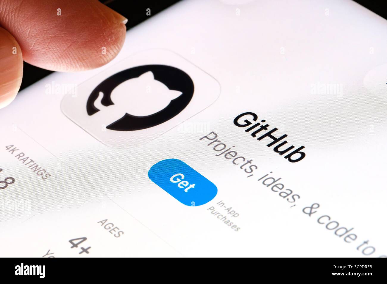GitHub auf iPad mit Äpfeln neues Liquid Glass aktualisiertes App-Design iOS 26 App-Angebot im App Store. Stafford, Großbritannien, 25. September 2025. Stockfoto