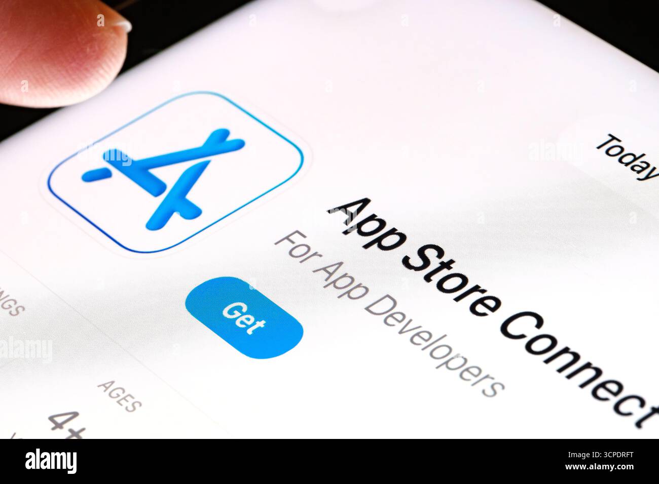 App Store Verbinden Sie sich auf dem iPad mit Apples neuem Liquid Glass aktualisiertem App-Design iOS 26 App-Angebot im App Store. Stafford, Großbritannien, 25. September 202 Stockfoto