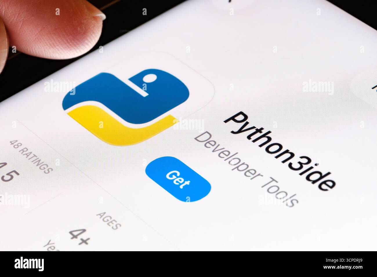 PythonSide auf dem iPad mit Äpfeln neues Liquid Glass aktualisiertes App-Design iOS 26-Entwickler-Tool für Python im App Store. Stafford, Vereinigtes Königreich, Se Stockfoto
