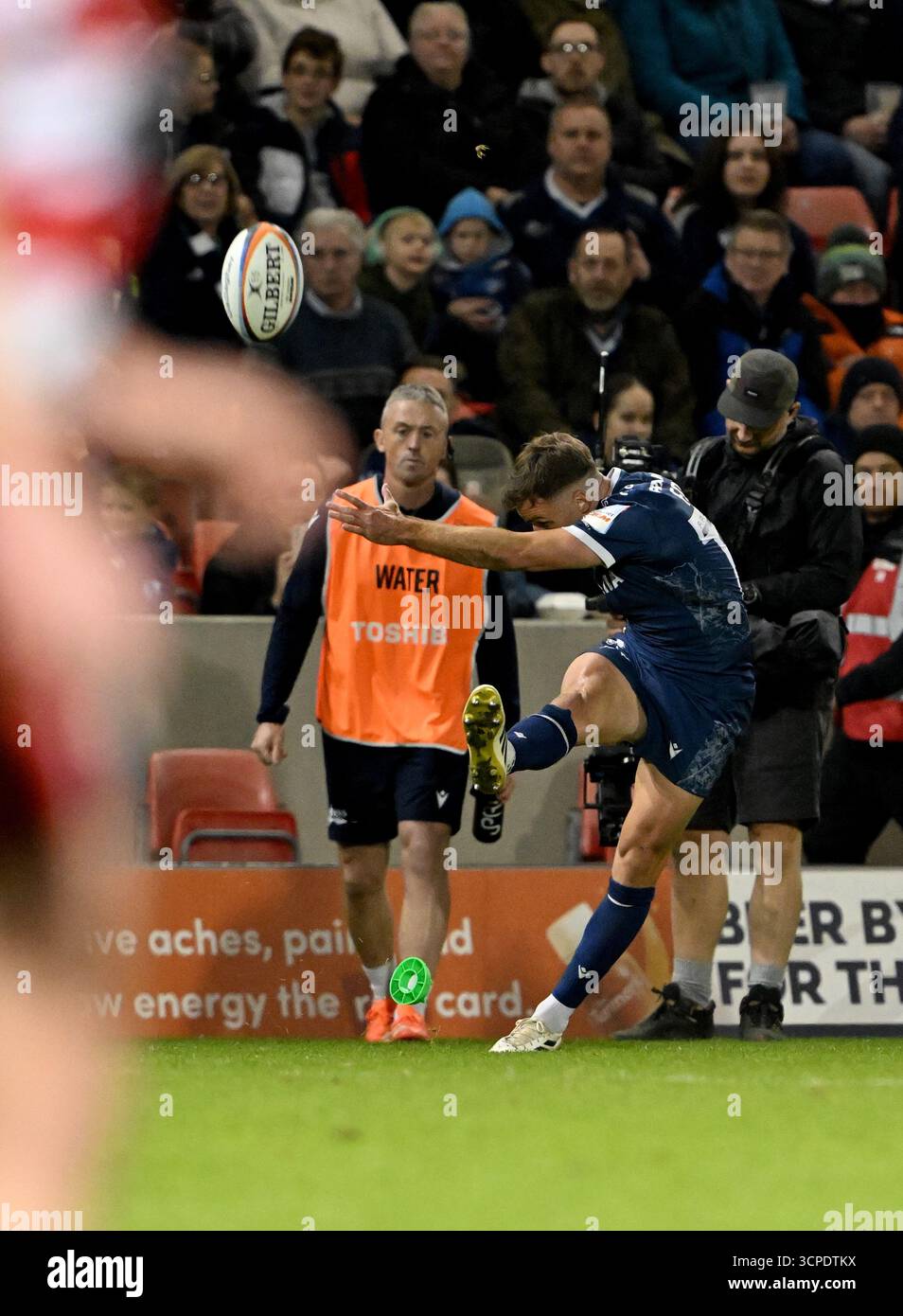 Sale Sharks' George Ford tritt während des Gallagher PREM-Spiels im CorpAcq Stadium in Salford an. Bilddatum: Donnerstag, 25. September 2025. Stockfoto Sale Sharks' George Ford tritt während des Gallagher PREM-Spiels im CorpAcq Stadium in Salford an. Bilddatum: Donnerstag, 25. September 2025. Stockfoto
