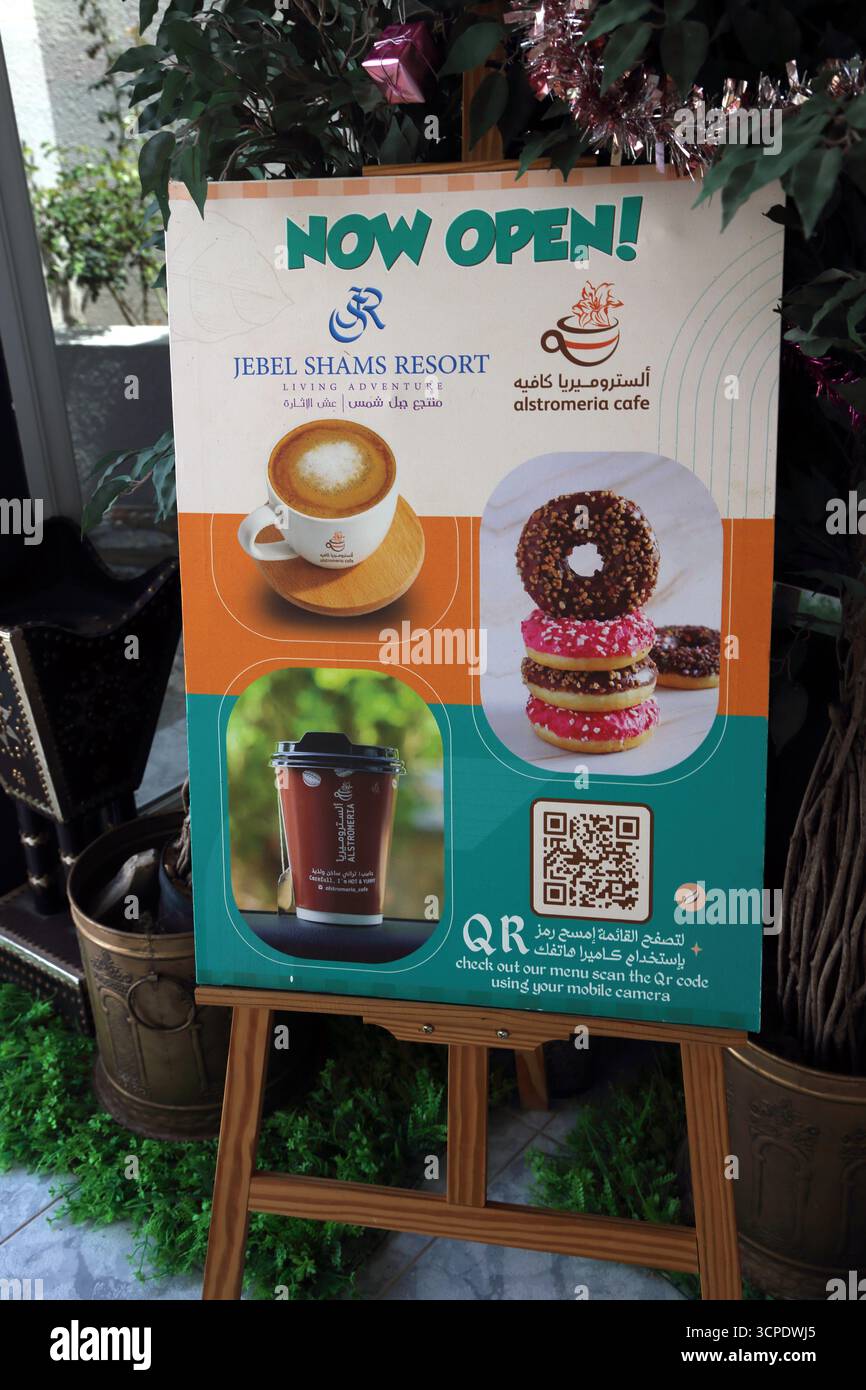 Alstromeria Café Poster mit Menü auf einem QR Code Sama Jebel Shams Resort Hajar Mountains Stockfoto