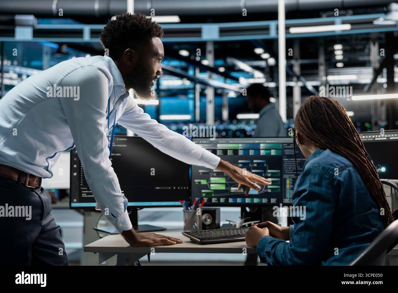 Der Supervisor des Rechenzentrums gibt dem Techniker, der Programmiergeräte für maschinelles Lernen nutzt, Feedback. Manager der Serverfarm und Mitarbeiter, die Systeme der künstlichen Intelligenz aktualisieren Stockfoto