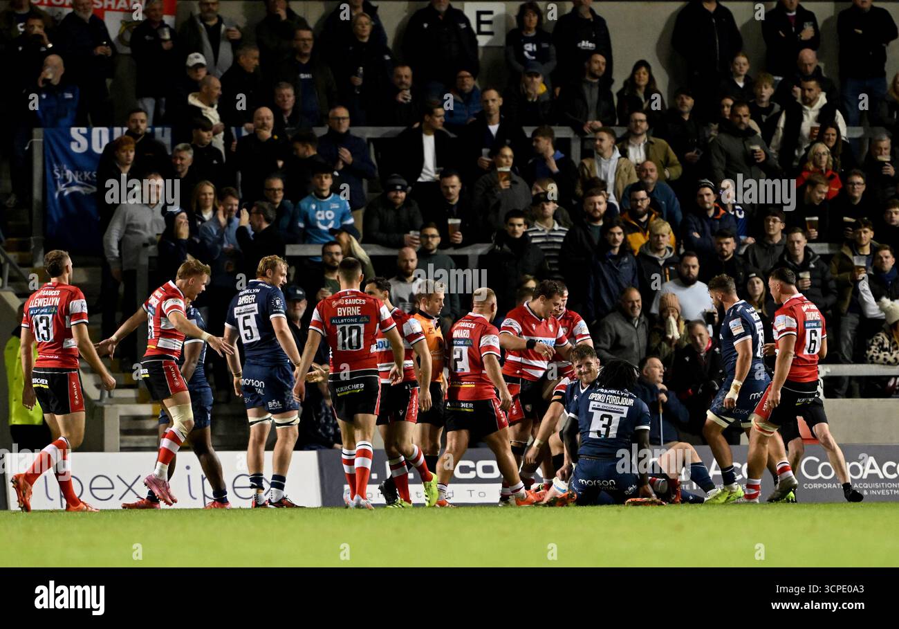 Die Spieler von Gloucester feiern, nachdem Jack Clement während des Gallagher PREM-Spiels im CorpAcq Stadium in Salford einen Versuch erzielte. Bilddatum: Donnerstag, 25. September 2025. Stockfoto Die Spieler von Gloucester feiern, nachdem Jack Clement während des Gallagher PREM-Spiels im CorpAcq Stadium in Salford einen Versuch erzielte. Bilddatum: Donnerstag, 25. September 2025. Stockfoto