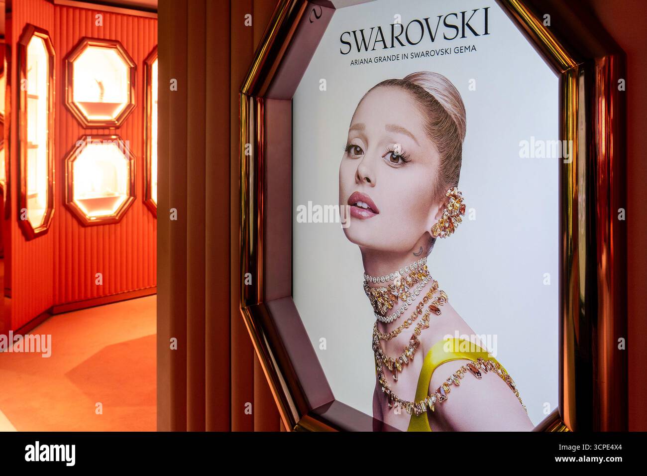 Der globale Swarovski Flagship Store an der Fifth Avenue bietet eine Ariana Grande (Wicked) Kollektion, New York City, USA 2025 Stockfoto
