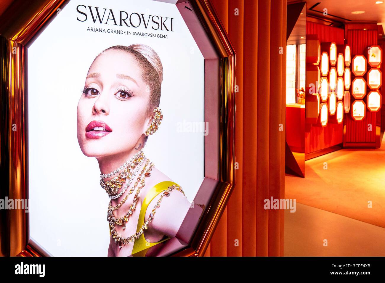 Der globale Swarovski Flagship Store an der Fifth Avenue bietet eine Ariana Grande (Wicked) Kollektion, New York City, USA 2025 Stockfoto