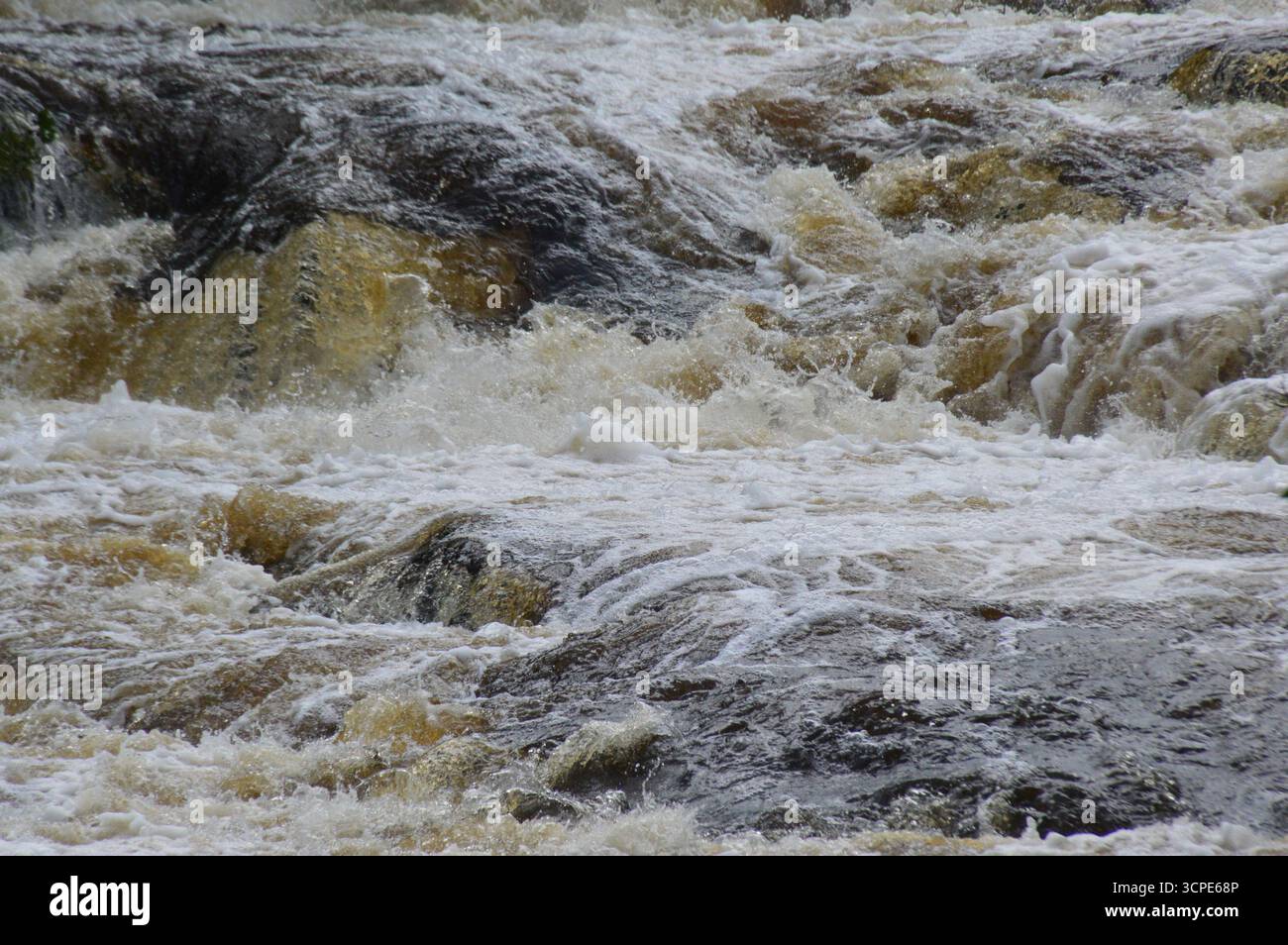Rauschendes Wasser an den Falls of Dochart, Killin, Schottland. Nahaufnahme der turbulenten Stromschnellen im August, die die Kraft und Bewegung zeigen. Stockfoto