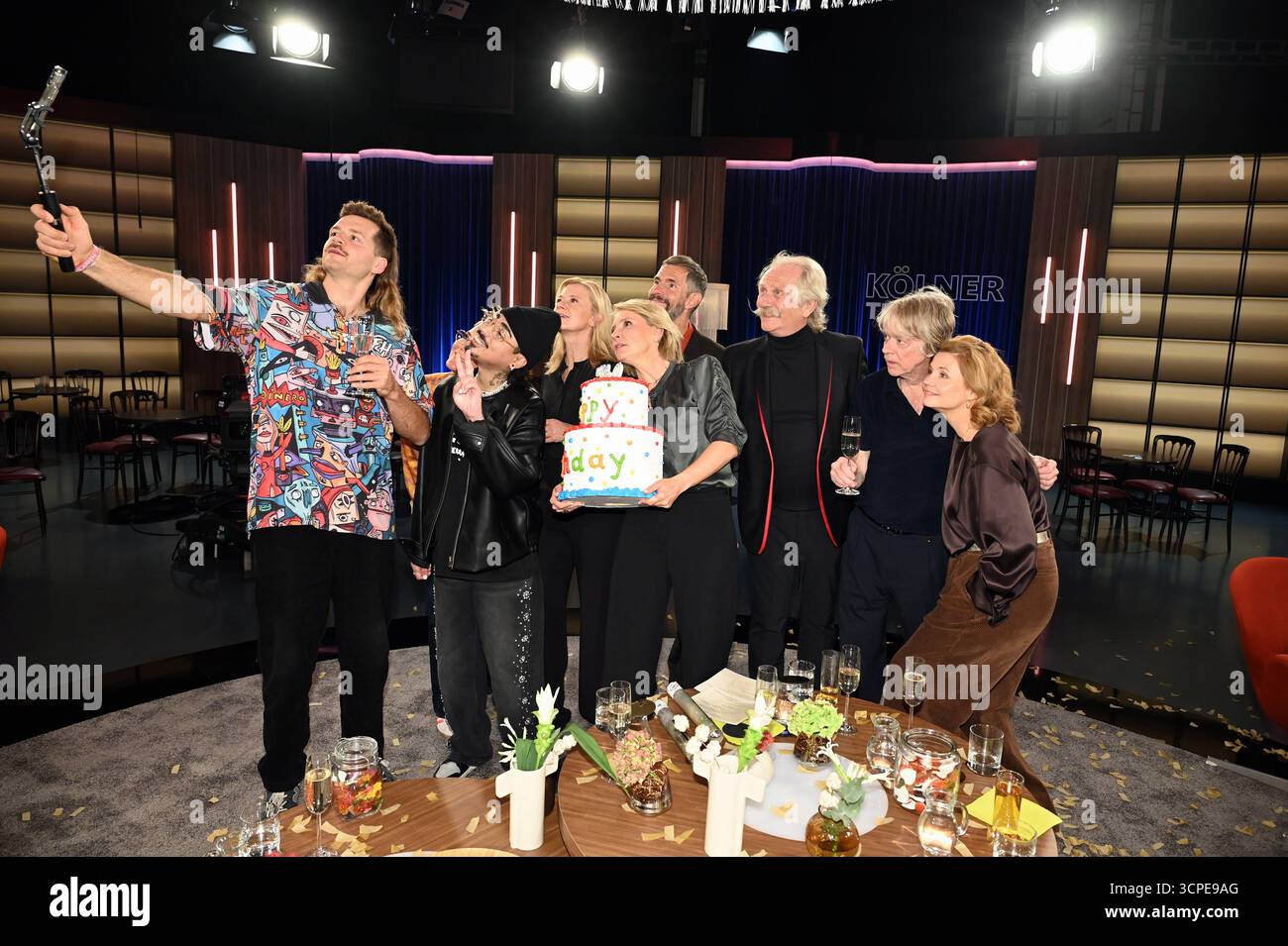 Moderator Micky Beisenherz, Parkour-Sportler Jan Schlappen, Comedian Tony Bauer, Schauspielerin Caroline Peters, Moderatorin Susan Link, Moderatorin Inka Bause, Musiker Henning Krautmacher, Musiker Helge Schneider und Schauspielerin Annette Frier zu Gast in der 750. Ausgabe der WDR Talkshow Kölner Treff und machen ein Selfie *** Moderatorin Micky Beisenherz, Parkoursportler Jan Schlappen, Comedian Tony Bauer, Schauspielerin Caroline Peters, Moderatorin Susan Link, Moderatorin Inka Bause, der Musiker Henning Krautmacher, der Musiker Helge Schneider und die Schauspielerin Annette Frier sind zu Gast auf der 750. Ausgabe der The Stockfoto