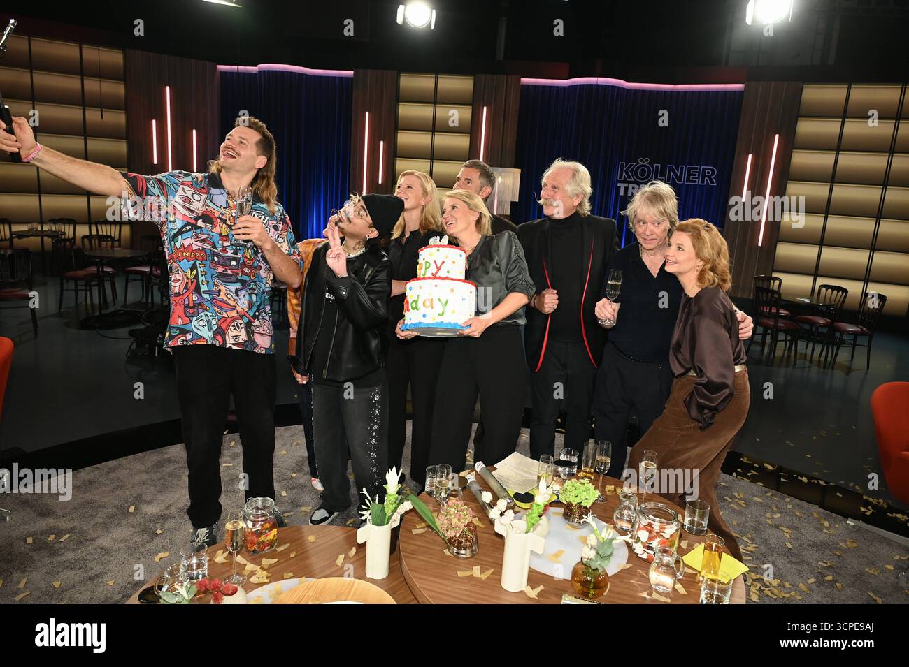 Moderator Micky Beisenherz, Parkour-Sportler Jan Schlappen, Comedian Tony Bauer, Schauspielerin Caroline Peters, Moderatorin Susan Link, Moderatorin Inka Bause, Musiker Henning Krautmacher, Musiker Helge Schneider und Schauspielerin Annette Frier zu Gast in der 750. Ausgabe der WDR Talkshow Kölner Treff und machen ein Selfie *** Moderatorin Micky Beisenherz, Parkoursportler Jan Schlappen, Comedian Tony Bauer, Schauspielerin Caroline Peters, Moderatorin Susan Link, Moderatorin Inka Bause, der Musiker Henning Krautmacher, der Musiker Helge Schneider und die Schauspielerin Annette Frier sind zu Gast auf der 750. Ausgabe der The Stockfoto