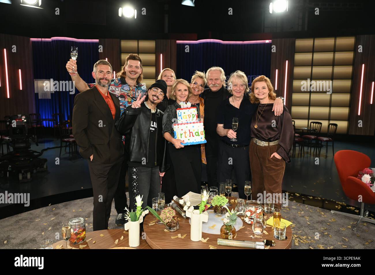 Moderator Micky Beisenherz, l-r, Parkour-Sportler Jan Schlappen, Komiker Tony Bauer, Schauspielerin Caroline Peters, Moderatorin Susan Link, Moderatorin Inka Bause, Musiker Henning Krautmacher, Musiker Helge Schneider und Schauspielerin Annette Frier zu Gast in der 750. Ausgabe der WDR Talkshow Kölner Treff *** Moderatorin Micky Beisenherz, l r, Parkoursportler Jan Schlappen, Comedian Tony Bauer, Schauspielerin Caroline Peters, Moderatorin Susan Link, Moderatorin Inka Bause, Musiker Henning Krautmacher, Musiker Helge Schneider und Schauspielerin Annette Frier als Gäste der 750. Ausgabe der WDR Talkshow Stockfoto
