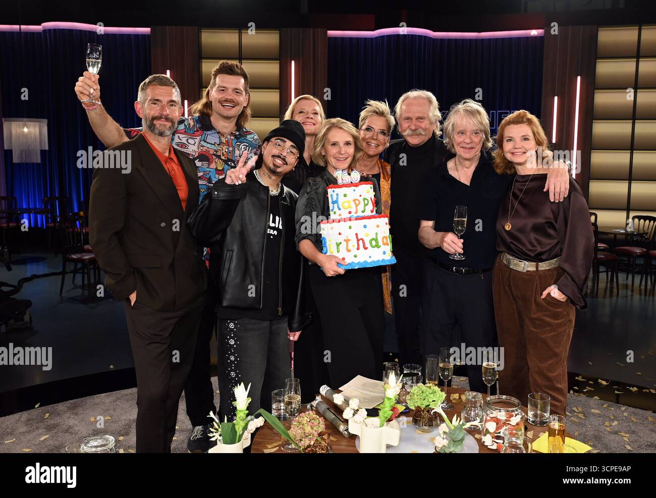 Moderator Micky Beisenherz, l-r, Parkour-Sportler Jan Schlappen, Komiker Tony Bauer, Schauspielerin Caroline Peters, Moderatorin Susan Link, Moderatorin Inka Bause, Musiker Henning Krautmacher, Musiker Helge Schneider und Schauspielerin Annette Frier zu Gast in der 750. Ausgabe der WDR Talkshow Kölner Treff *** Moderatorin Micky Beisenherz, l r, Parkoursportler Jan Schlappen, Comedian Tony Bauer, Schauspielerin Caroline Peters, Moderatorin Susan Link, Moderatorin Inka Bause, Musiker Henning Krautmacher, Musiker Helge Schneider und Schauspielerin Annette Frier als Gäste der 750. Ausgabe der WDR Talkshow Stockfoto