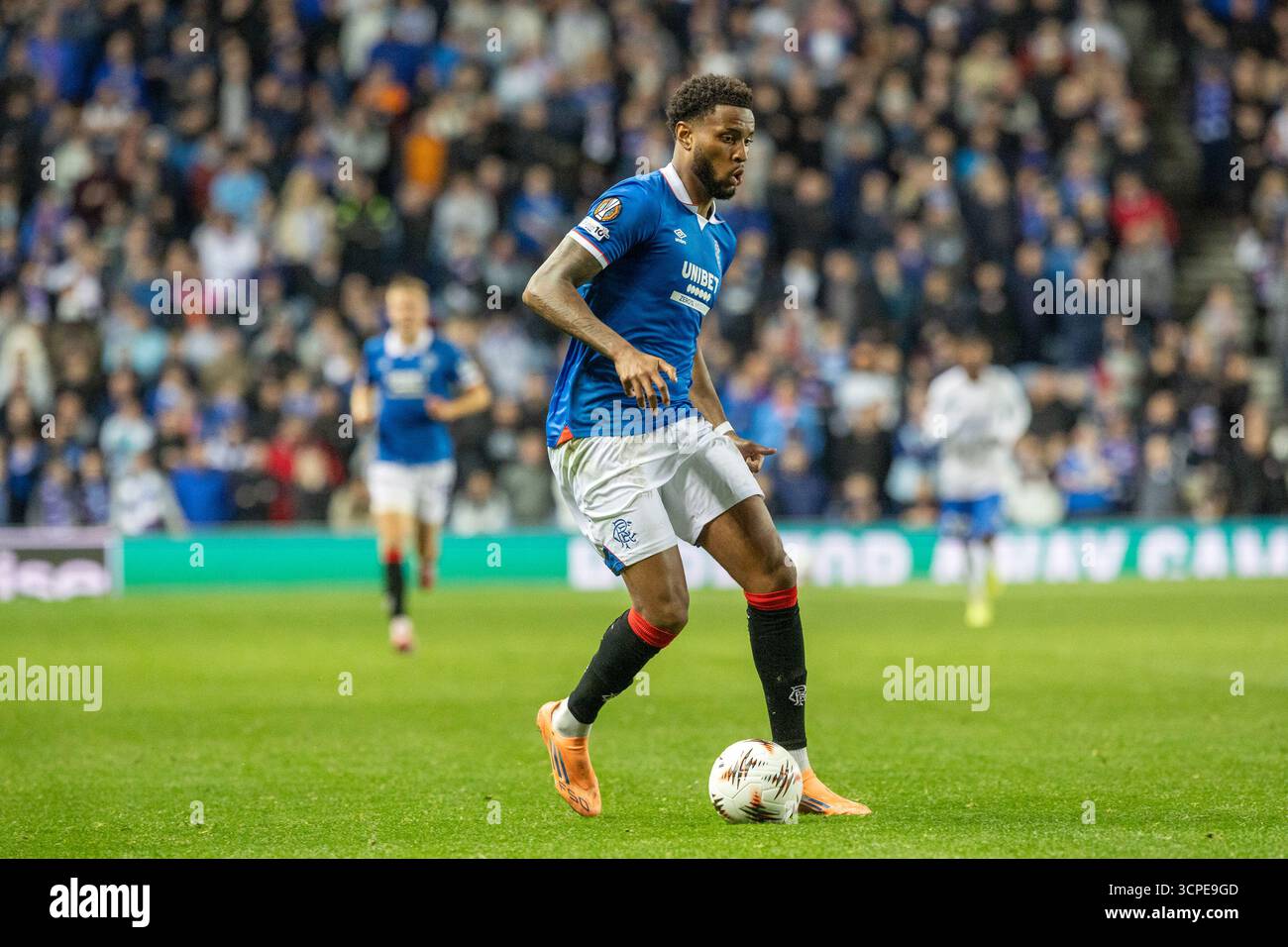 September 2025. Glasgow, Großbritannien. Rangers FC spielte KRC Genk im Ibrox-Stadion in Glasgow Schottland in einem Ligaspiel der Europa League. Das Endresultat waren die Rangers 0 - 1 KRC Genk. Bild von Youssef Chermiti (R9), der in Richtung der Genk-Tore läuft. Quelle: Findlay/Alamy Live News Stockfoto